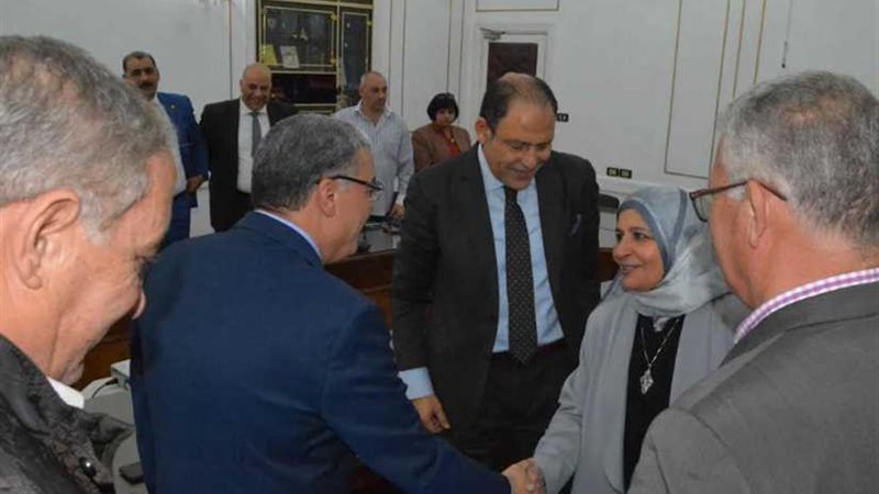 محافظ المنيا يلتقي