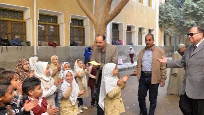 محافظ أسيوط يستخدم