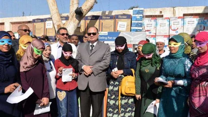 محافظ أسيوط يسلم