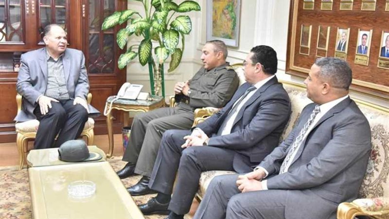 محافظ أسيوط يستقبل