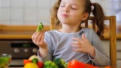 خدعة بسيطة تساعد أطفالك على الأكل الصحي.. جربوها