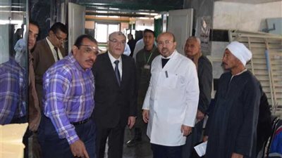 محافظ المنيا يفاجئ مستشفى التأمين الصحي ويوجه بتوفير جهاز قسطرة القلب