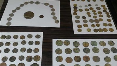 جمارك سفاجا تحبط محاولة تهريب مجموعة من العملات المعدنية الأثرية