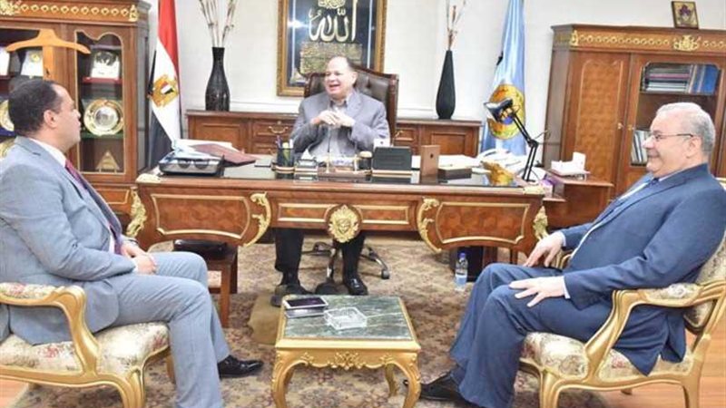 محافظ أسيوط يستقبل