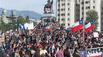 اندلاع اشتباكات بين الشرطة التشيلية والمتظاهرين في العاصمة سانتياجو