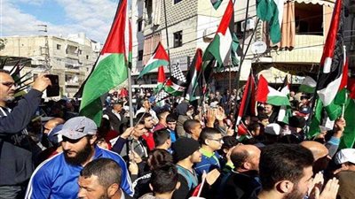 عاجل ..عشرات الفلسطينيين يعتصمون في القدس المحتلة تنديدا باعتقال طاقم تلفزيون فلسطين