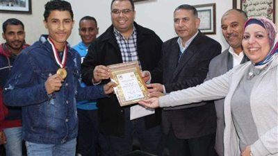 نادي المنيا يكرم لاعبه 