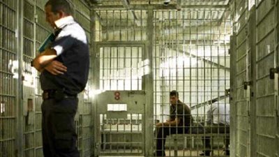 نقل أسير فلسطيني مضرب عن الطعام إلى المستشفى لخطورة وضعه الصحي