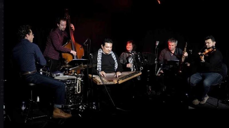 على فكرة يمزج الموسيقى