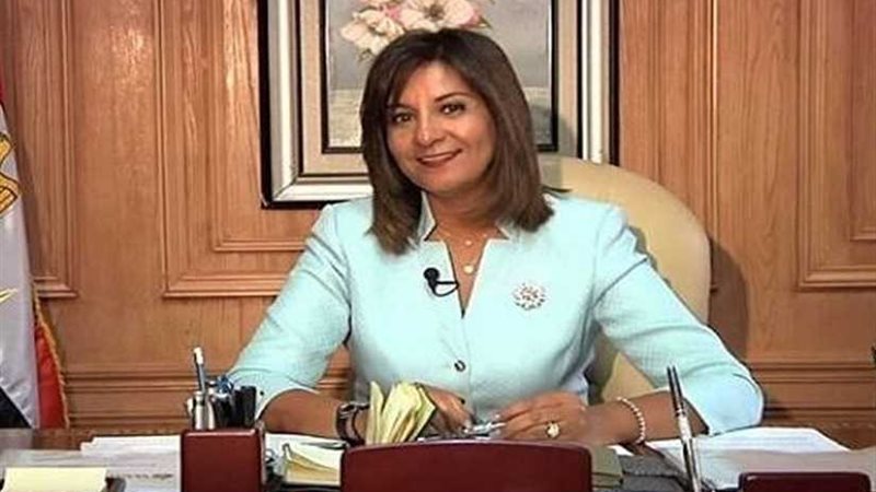 وزيرة الهجرة تشيد