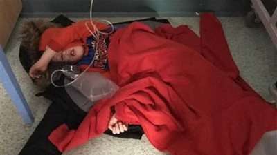 طفل مصاب بالأنفلونزا والتهاب اللوزتين ينام على 