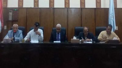 تعليم أسيوط يناقش استعدادات امتحانات النقل والشهادة الإعدادية