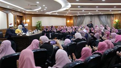 الإمام الأكبر يشيد بواعظات الأزهر ويؤكد نجاحهن في دعم الأسرة المصرية