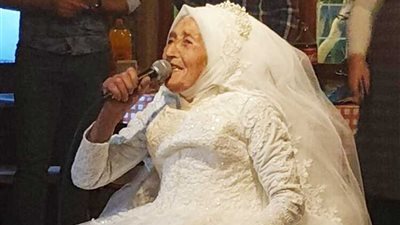 تزوجت بدونه.. جدة عمرها 85عاماً تحقق حلمها وترتدى فستان الزفاف