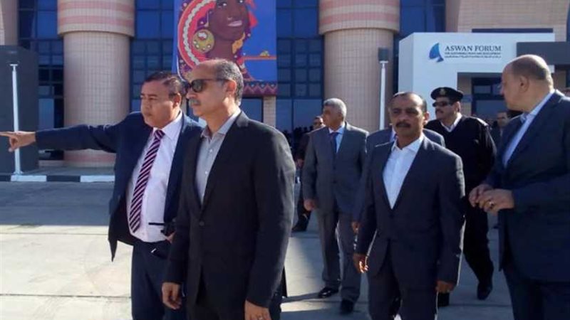 وزير الطيران يتفقد