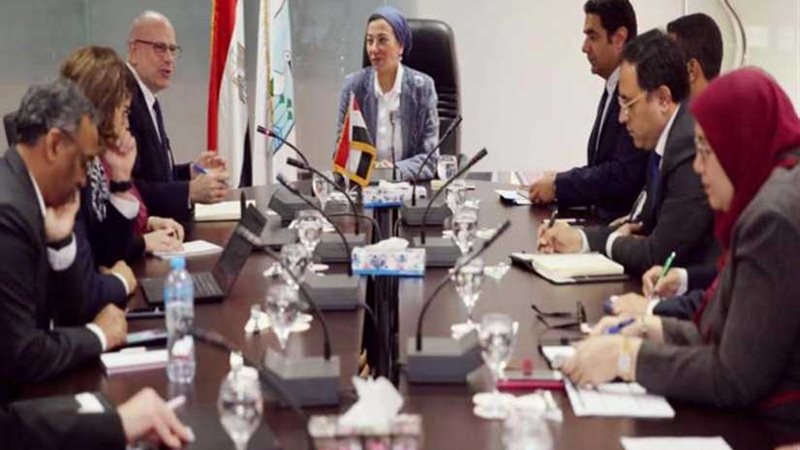 وزيرة البيئة تناقش