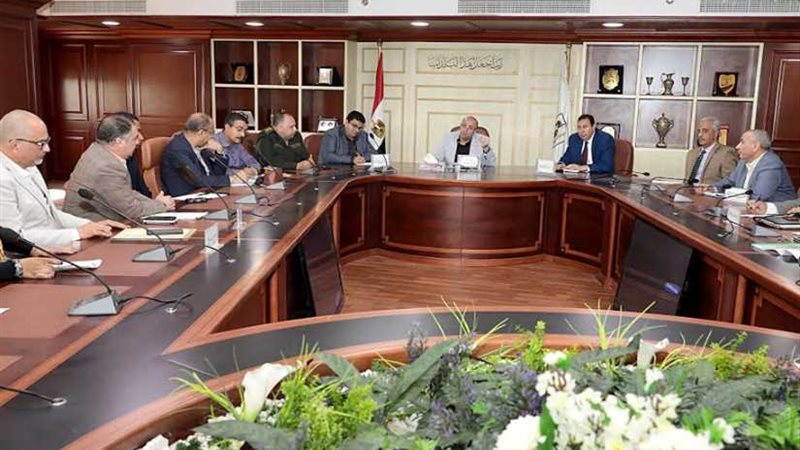 محافظ بني سويف يناقش