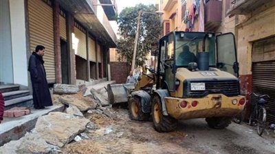 حملة لإزالة الإشغالات والحواجز بشوارع بغرب أسيوط