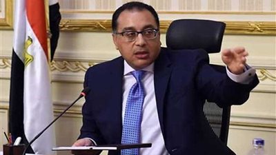 رئيس الوزراء يتجول بشوارع قرية غرب سهيل ويجرى حوارا مع الباعة والسائحين