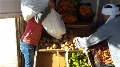 تسليم مواطن من ذوي الاحتياجات الخاصة مكانًا لبيع الخضار و