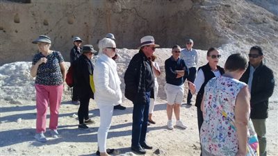 وفد سياحي من ألمانيا وإنجلترا يزور المناطق الأثرية بالمنيا