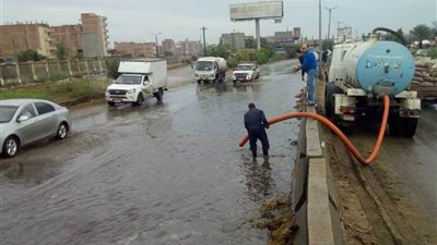 محافظة الجيزة تدفع بمعداتها لإزالة آثار الأمطار