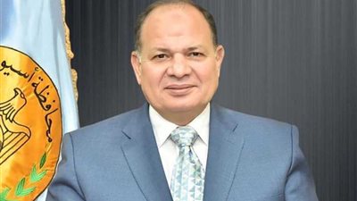 محافظ أسيوط يهيب المواطنين بعدم الاقتراب من أعمدة الإنارة أثناء سقوط الأمطار