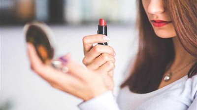 دراسة: 90% من مستحضرات التجميل في حقيبة الماكياج ملوثة ببكتيريا قاتلة