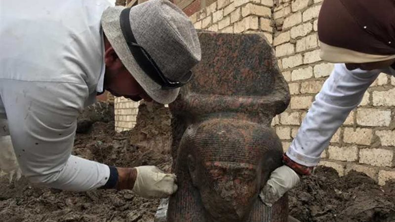 كشف أثري لتمثال ملكي