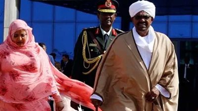 مصدر: احتجاز زوجة البشير لحين إكمال التحقيقات معها حول 