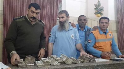 مسعفان سلما نصف مليون جنيه لــ