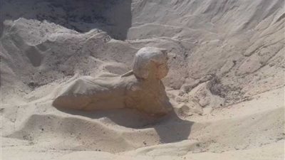 العثور على تمثال ملكي على هيئة أبي الهول بتونا الجبل
