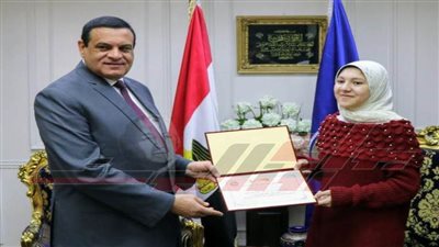 محافظ البحيرة يُكرم الطالبة 
