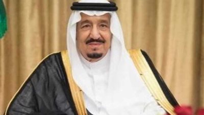 خادم الحرمين الشريفين يهنئ وزير الخارجية البريطاني بفوز حزبه في الانتخابات