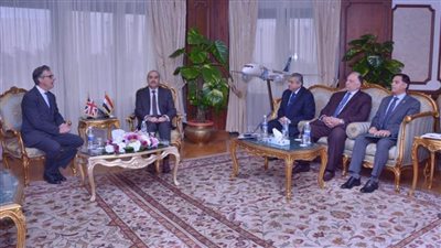 وزير الطيران المدني يستقبل سفير بريطانيا بالقاهرة