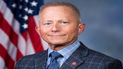 نائب ديمقراطي مُعارض لعزل ترامب يعلن تغيير انتمائه الحزبي