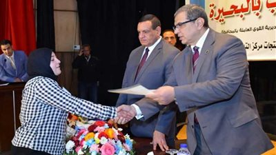 محافظ البحيرة: يؤكد التزام الشركات بالحد الأدنى للأجور بما يضمن حياة كريمة للعمال