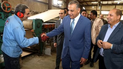 محافظ سوهاج يتفقد المشروعات الاستثمارية بالكوثر