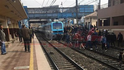 عطل فى الخط الأول للمترو والركاب يسيرون على القضبان 