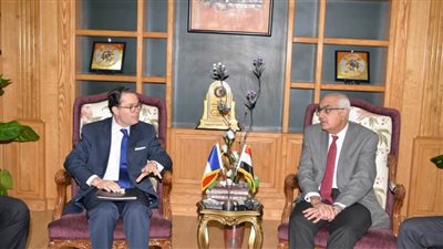 رئيس جامعة المنصورة يستقبل السفير الفرنسي بالقاهرة 