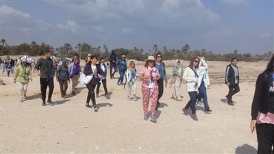 وفود سياحية متعددة الجنسيات تزور تل العمارنة بالمنيا