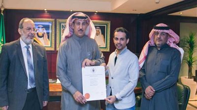 الملحقية الثقافية السعودية تكرم باحث سعودي بعد حصوله على الدكتوراه