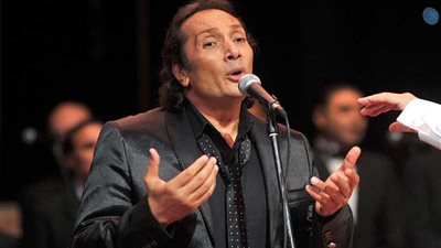 سلطنة عمان تكرم المطرب علي الحجار بجائزة الفنون