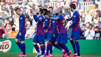 نابولي يفاجئ برشلونة بهدف في الشوط الأول