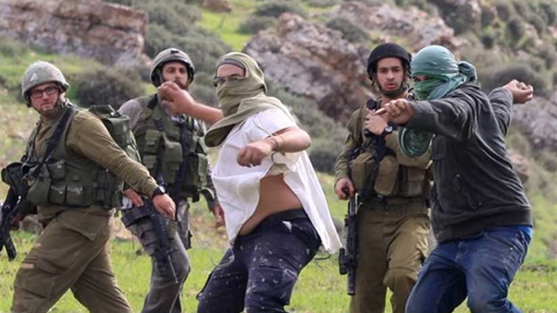 مستوطنون يهاجمون