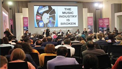 المشاركون بجلسة 