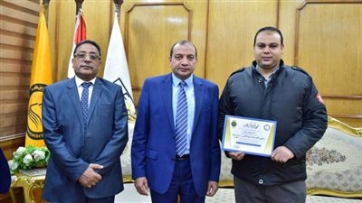 تكريم مشرف أمن بجامعة بني سويف