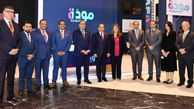 الرئيس السيسي يتفقد معرض 