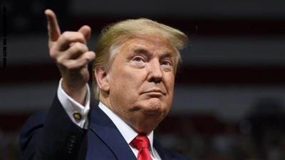 ترامب يشيد بفريق عمله في التعامل مع فيروس 