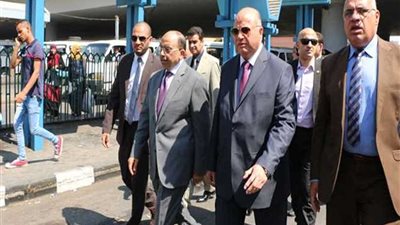 وزير التنمية المحلية ومحافظ القاهرة يدشنان أول أتوبيس كهربائي و20 أتوبيسا بالغاز الطبيعي